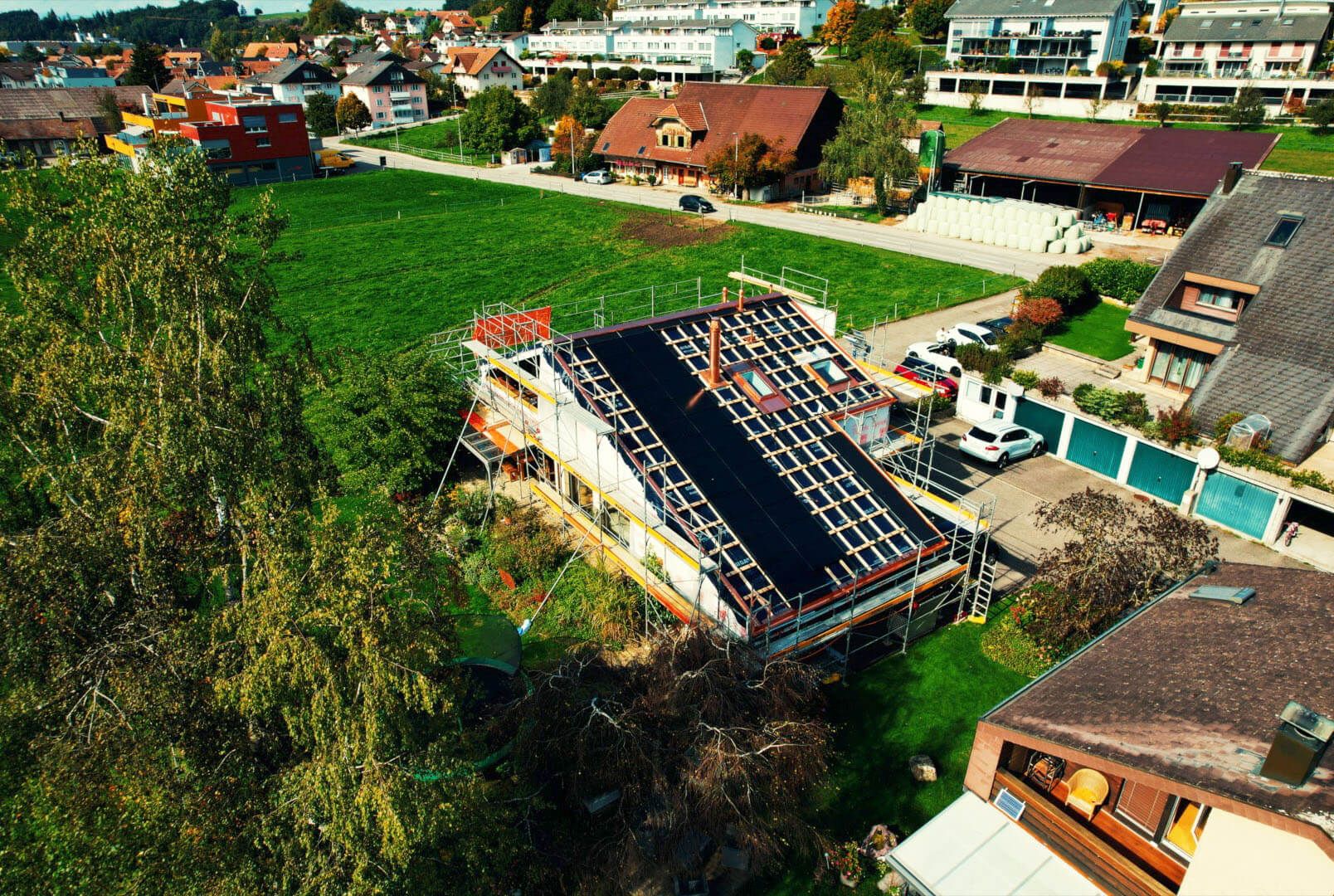 Solargerüst an einem Einfamilienhaus im Kanton Solothurn – Foto: KUGE Bau AG