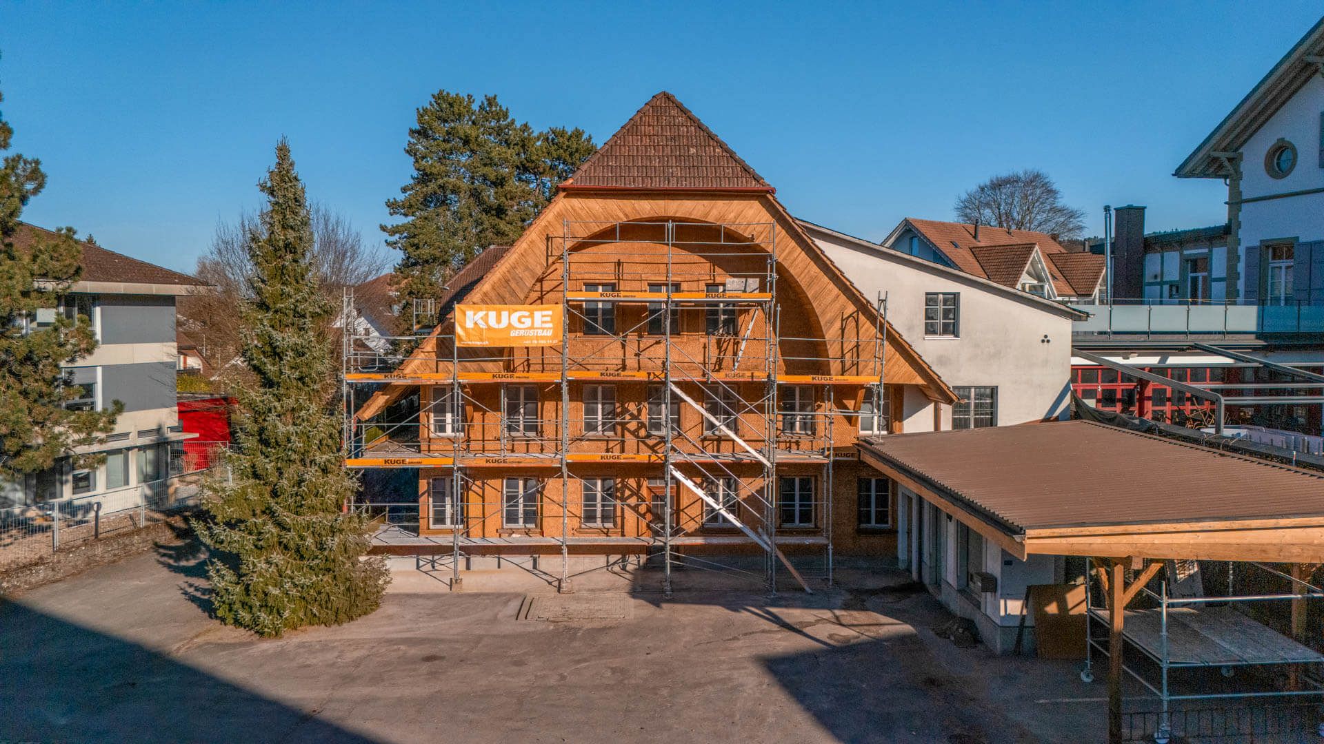 Fassadengerüst an einem sanierten Gebäude im Kanton Solothurn – Foto: KUGE Bau AG