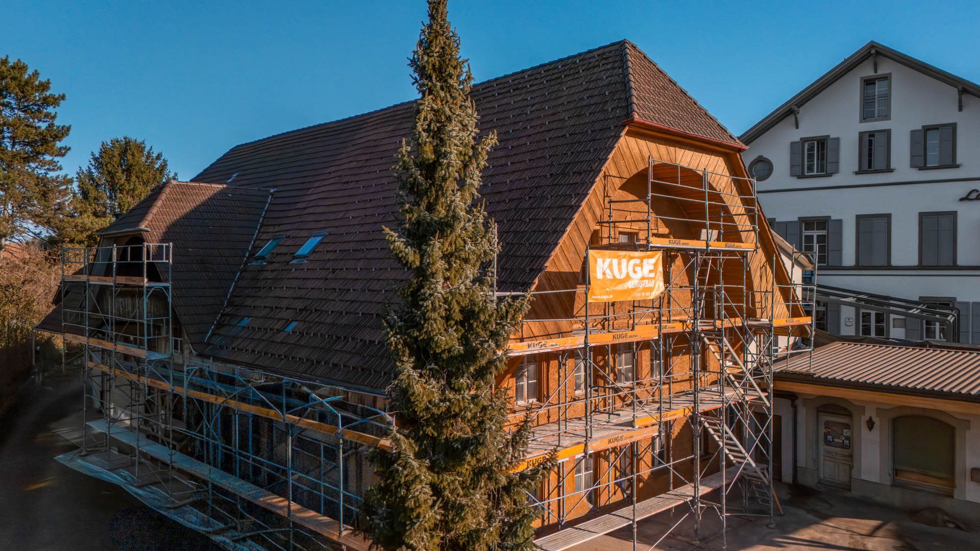 Fassaden- und Dachgerüst an einem Gebäude im Kanton Solothurn – Foto: KUGE Bau AG