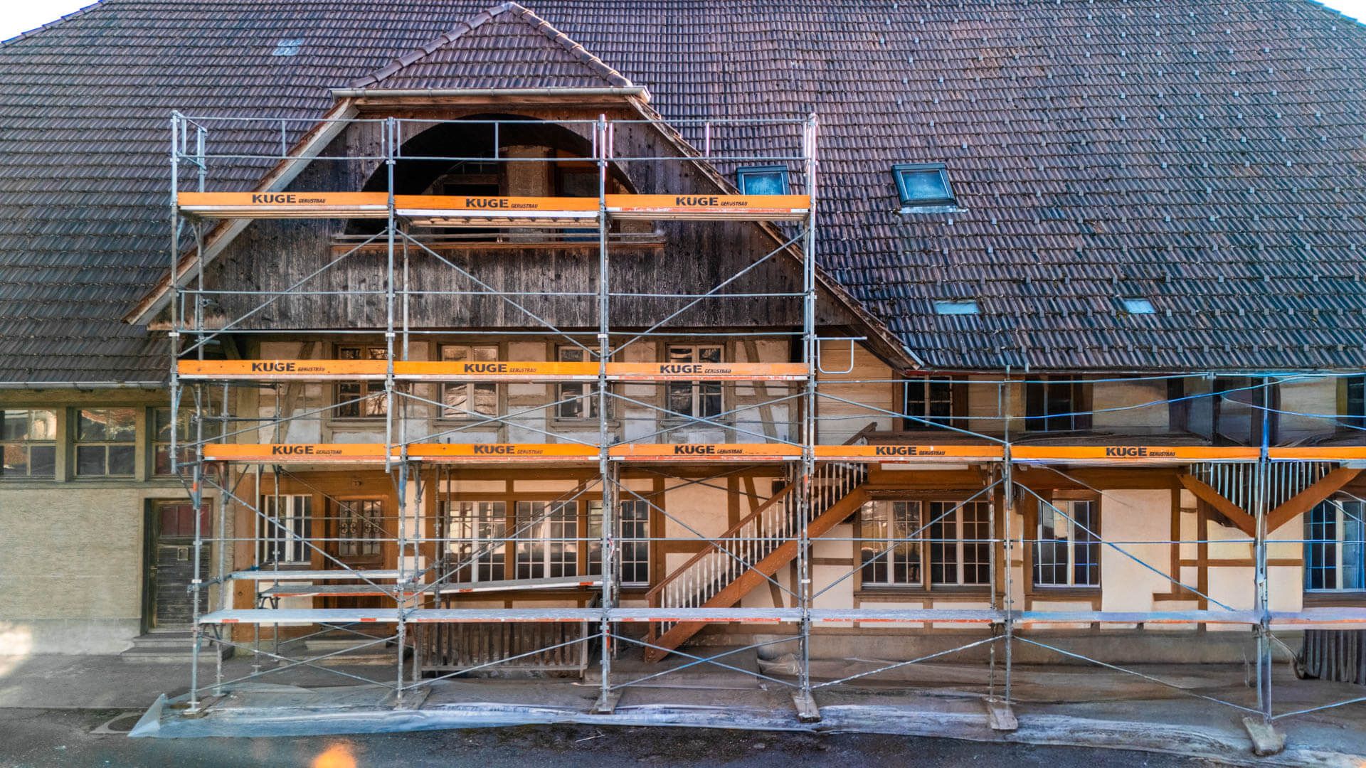 Montiertes Fassadengerüst im Kanton Solothurn – Foto: KUGE Bau AG