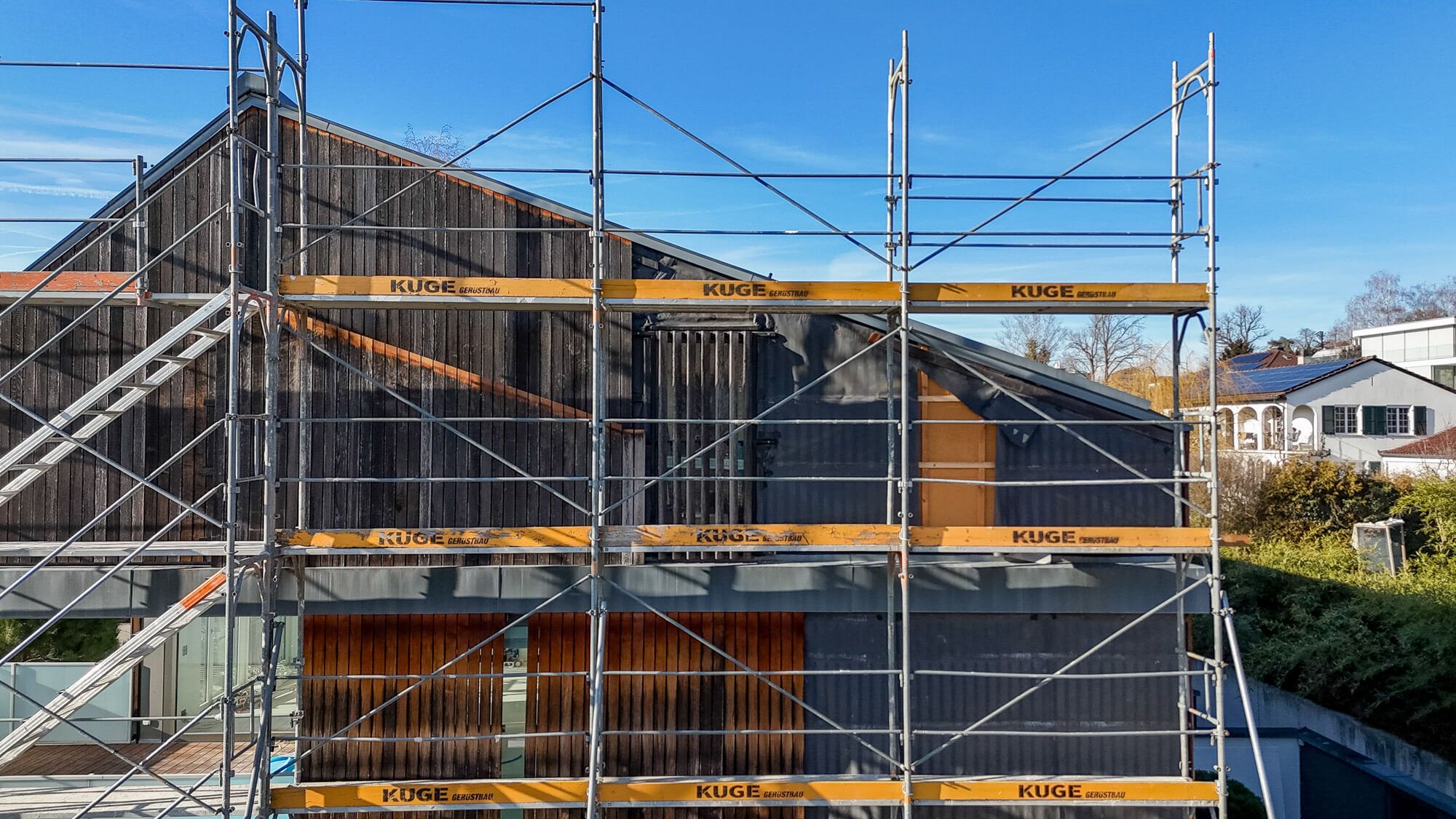 Fassadengerüst an einem Wohnhaus im Kanton Solothurn – Foto: KUGE Bau AG